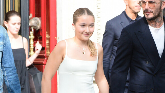 Défilé de Victoria Beckham : sa fille de 12 ans Harper angélique dans une longue robe blanche face à Kim Kardashian