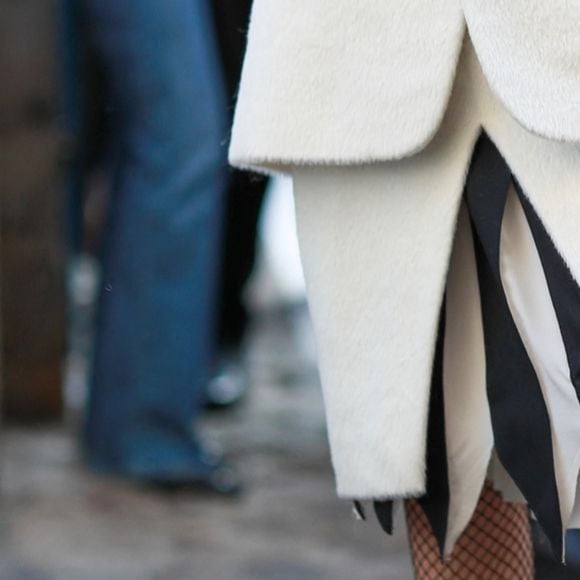 Lisa Rinna arrive au défilé Victoria Beckham lors de la Fashion Week de Paris (PFW), dans un hôtel particulier du 51, rue de l'Université, à Paris, France, le 29 septembre 2023. 