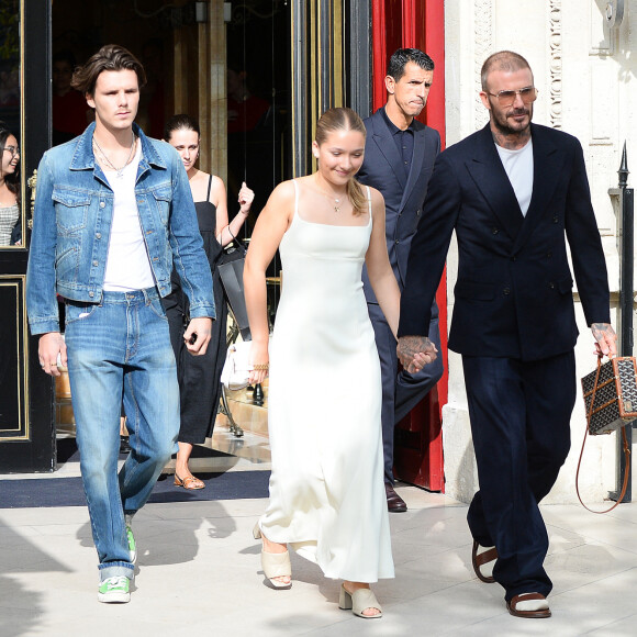 David Beckham et ses enfants, Harper et Cruz quittent l'hôtel La Réserve à Paris, pour assister au défilé de Victoria Beckham lors de la Fashion Week, le 29 septembre 2023. Davd Beckham a succombé à la mode des claquettes portées avec des chaussettes.