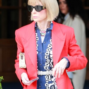 Anna Wintour quitte son hôtel pour assister au défilé de V.Beckham lors de la Fashion Week, le 29 septembre 2023. 