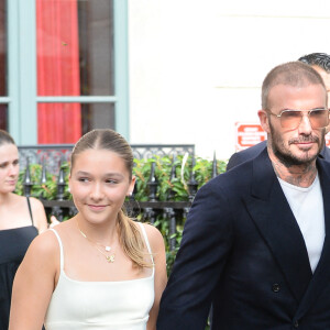 David Beckham et ses enfants, Harper et Cruz quittent l'hôtel La Réserve à Paris, pour assister au défilé de Victoria Beckham lors de la Fashion Week, le 29 septembre 2023. Davd Beckham a succombé à la mode des claquettes portées avec des chaussettes.