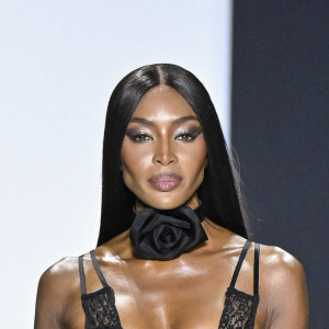 De quoi nous faire oublier que les années ont passé et nous ramener directement dans les années 1990. Le regard droit, loin et envoûtant, Naomi Campbell n'a rien à apprendre de ce métier. 
Naomi Campbell - Défilé de mode printemps-été 2024 "Dolce et Gabbana" lors de la fashion week de Milan. Le 23 septembre 2023