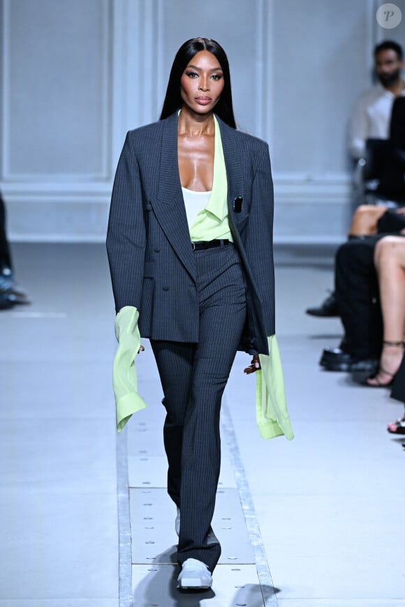 Après Carla Bruni pour Messika, c'est autour de Naomi Campbell de faire sensation à plus d'une reprise à l'occasion de cette Fashion Week parisienne.
Naomi Campbell - Défilé de mode prêt-à-porter Coperni Printemps/été 2024 lors de la Fashion Week de Paris (PFW) à Paris, France, le 29 septembre 2023.
