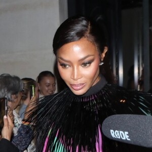 Le 23 septembre, c'est pour Dolce & Gabbana que la star britannique de 53 ans a enfilé des dessous somptueux sous une nuisette en tulle transparente noire. 
Naomi Campbelle en Pucci à la Fashion Week de Paris