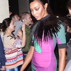 Naomi Campbell brille en Emilio Pucci et avec des bijoux Pasquale Bruni, lors de la Fashion Week à Paris