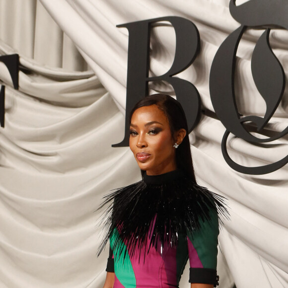 Naomi Campbell brille en Emilio Pucci et avec des bijoux Pasquale Bruni, lors de la Fashion Week à Paris