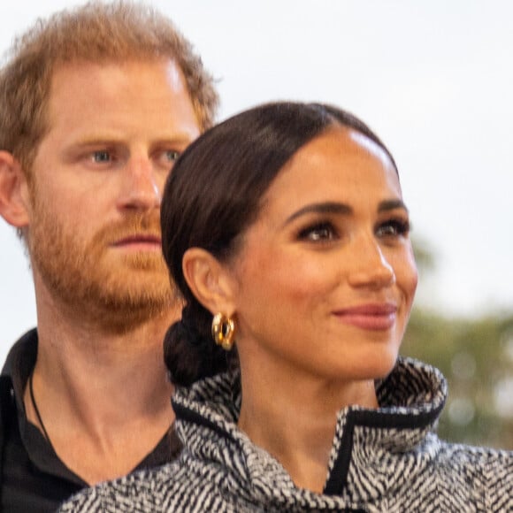 En tout cas, certains la verraient bien y arriver rapidement.
Le prince Harry, duc de Sussex et Meghan Markle, duchesse de Sussex, remettent un prix honorifique à Kevin Costner lors de son gala de charité One805 Live, organisé sur son terrain de polo à Summerland près de Santa Barbara, le 22 septembre 2023.