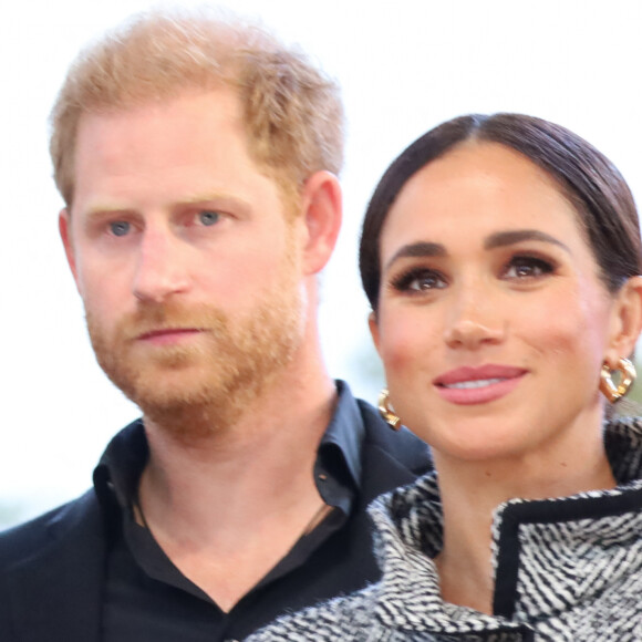 Et son mari le prince Harry pourrait lui être d'une grande aide...
Le prince Harry, duc de Sussex et Meghan Markle, duchesse de Sussex, remettent un prix honorifique à Kevin Costner lors de son gala de charité One805 Live, organisé sur son terrain de polo à Summerland près de Santa Barbara, le 22 septembre 2023.