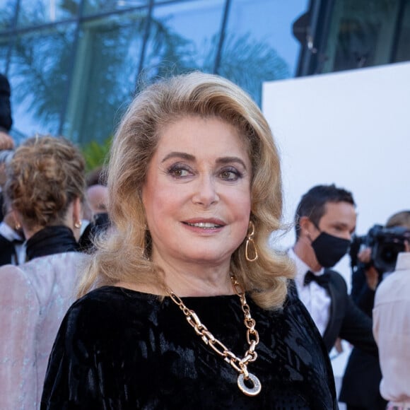 Un film dans lequel elle est incarnée par Catherine Deneuve.
Catherine Deneuve - Montée des marches du film " De son vivant " lors du 74ème Festival International du Film de Cannes. Le 10 juillet 2021 © Borde-Jacovides-Moreau / Bestimage