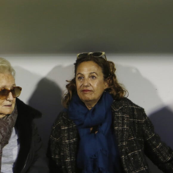 Claude Chirac, sa mère Bernadette Chirac et Anne Barrère - Le Variétés Club de France dispute un match caritatif présidé par Madame B. Chirac au profit de "+ de Vie", en faveur des personnes âgées accueillies dans les services de gériatrie et d'URMA, service pédiatrie du CHU de Montpellier, parrainé par L. Blanc au stade Léo Lagrange de Poissy, France, le 11 Octobre 2017. © Marc Ausset-Lacroix/Bestimage