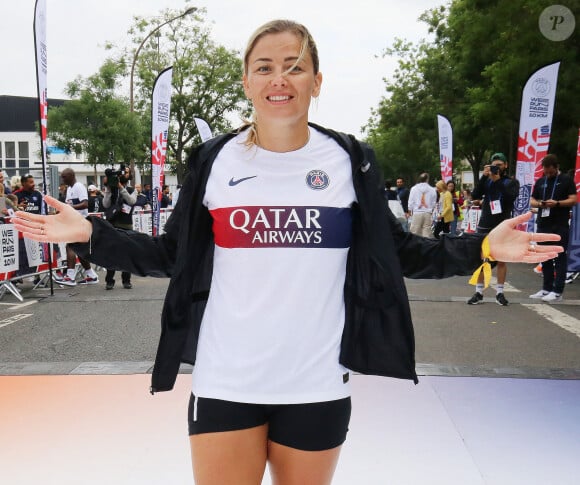 Le départ des 10 km du PSG au Parc des Princes en présence de Laure Boulleau qui présente le nouveau maillot extérieur du PSG pour la saison 2023-2024 - Première édition des "10 km du Paris Saint-Germain" au Parc des Princes à Paris le 2 juillet 2023. La dernière de nombreuses initiatives hors-football du club de la capitale dont il peut, déjà, se targuer de la réussite : au total, ce sont plus de 12 000 participants qui ont pris le départ de ce parcours de 10 kilomètres, maillot noir floqué au nom de la course (" We run Paris ") sur les épaules.