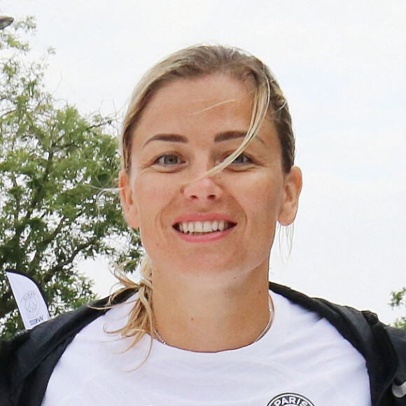 Le départ des 10 km du PSG au Parc des Princes en présence de Laure Boulleau qui présente le nouveau maillot extérieur du PSG pour la saison 2023-2024 - Première édition des "10 km du Paris Saint-Germain" au Parc des Princes à Paris le 2 juillet 2023. La dernière de nombreuses initiatives hors-football du club de la capitale dont il peut, déjà, se targuer de la réussite : au total, ce sont plus de 12 000 participants qui ont pris le départ de ce parcours de 10 kilomètres, maillot noir floqué au nom de la course (" We run Paris ") sur les épaules.