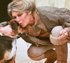 Comme elle en a l'habitude, la comédienne s'est rendue auprès de ses animaux pour souffler ses bougies.
Archives - Brigitte Bardot caresse un chien.