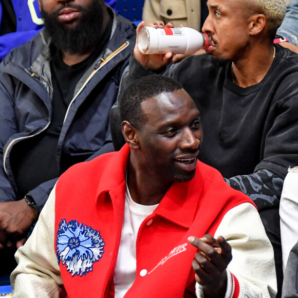 Sur Instagram, il partage ses performances et des photos, de quoi susciter les réactions enthouasiastes de ses parents, son père est fan de basket d'ailleurs
Omar Sy, Brice Tchaga (Barber et meilleur ami de Kylian) et Kylian Mbappé - Les célébrités assistent au match de basketball LNB Pro A Betclic Elite entre les Metropolitans 92 et Paris basketball au gymnase Marcel-Cerdan de Levallois-Perret, France, le 16 mai 2023. © Valerian Wagner/Bestimage