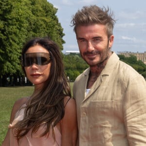 La vie entière de l'ancien footballeur anglais y est retracée, qu'il s'agisse des hauts et des bas de sa carrière mais aussi de sa relation fusionnelle avec son épouse Victoria Beckham.
David et Victoria Beckham assistent au défilé automne-hiver 2023-2024 "Le Chouchou" de Jacquemus au château de Versailles, le 26 juin 2023. © Olivier Borde / Bestimage