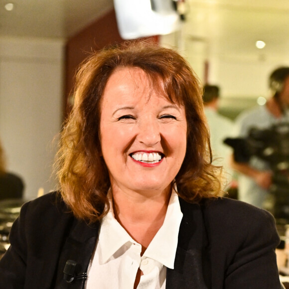 Exclusif - Anne Roumanoff - Personnalités en loge lors de l'enregistrement de l'émission Vivement Dimanche au Studio Gabriel diffusée le 27 août 2023. © Guillaume Gaffiot / Bestimage 