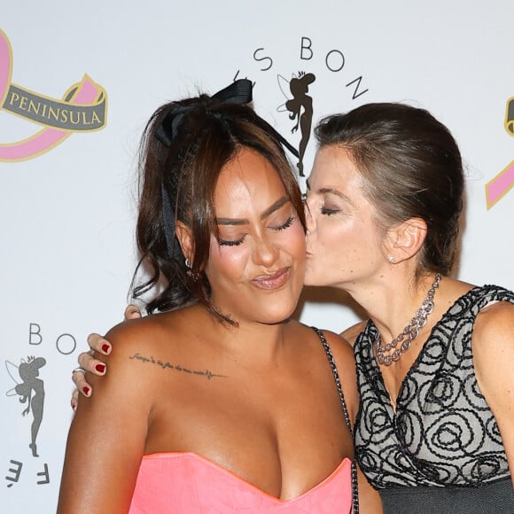 Amel Bent et Nathalie Vimar (directrice commerciale et marketing de l'hôtel The Peninsula Paris) - Photocall du 4ème gala de charité de l'association "Les Bonnes Fées" à l'occasion de la campagne mondiale "Octobre Rose" à l'hôtel Peninsula, Paris le 5 octobre 2023. © Coadic Guirec/Bestimage