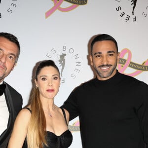 Arnaud Ducret, sa femme Claire Francisci et Adil Rami - Photocall du 4ème gala de charité de l'association "Les Bonnes Fées" à l'occasion de la campagne mondiale "Octobre Rose" à l'hôtel Peninsula, Paris le 5 octobre 2023. © Coadic Guirec/Bestimage