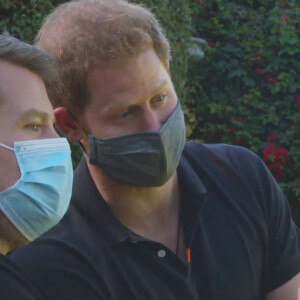 "Haz ! Je ne savais pas que nous t'appelions Haz !", plaisantait alors l'humoriste britannique.
Le prince Harry fait le touriste à Los Angeles dans un bus ouvert pour l'émission de James Corden, le Late Late Show