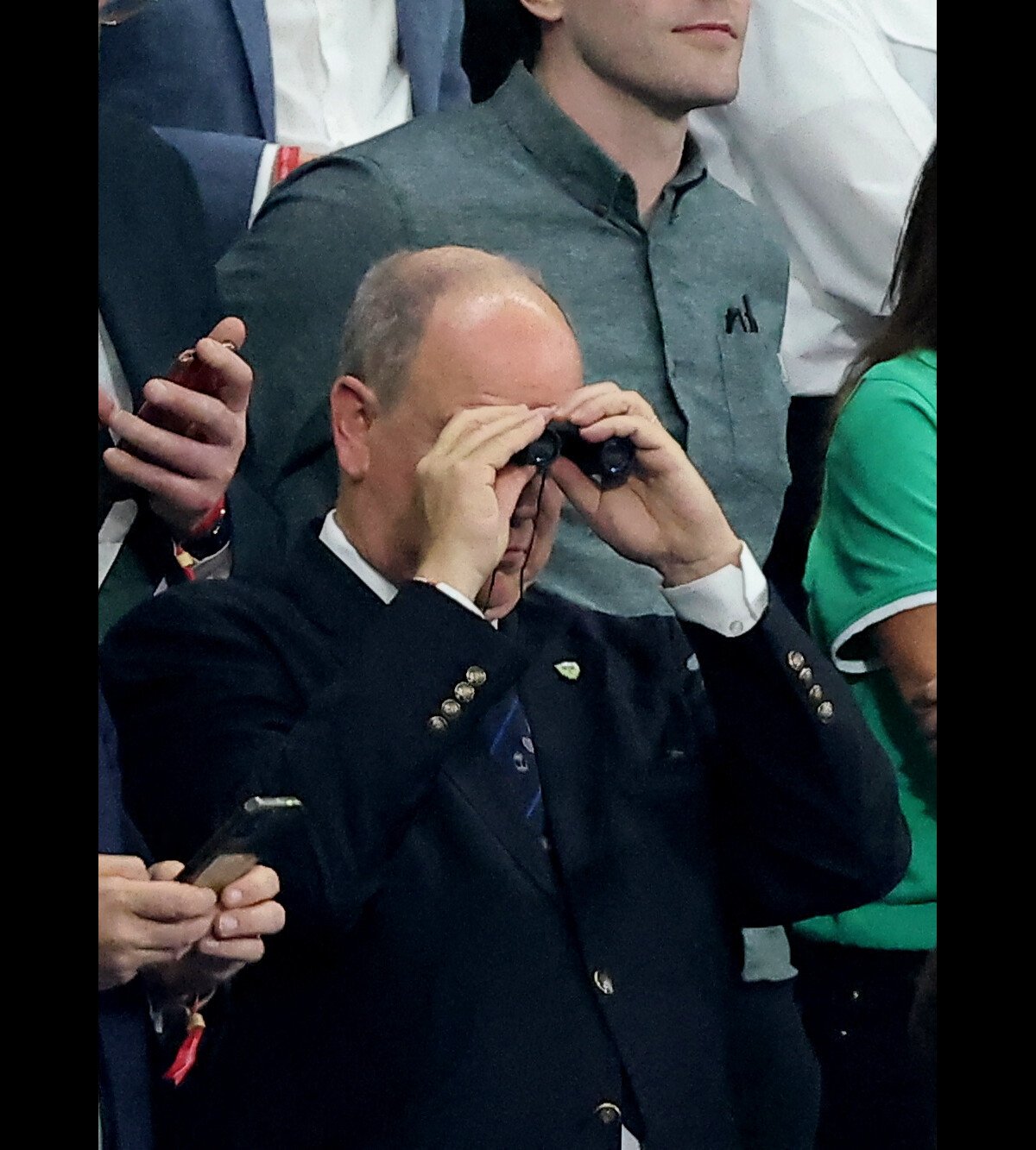 Le prince Albert surexcité, la princesse Anne glaciale face à Denis  Brogniart qui embrasse à pleine bouche sa femme - Purepeople