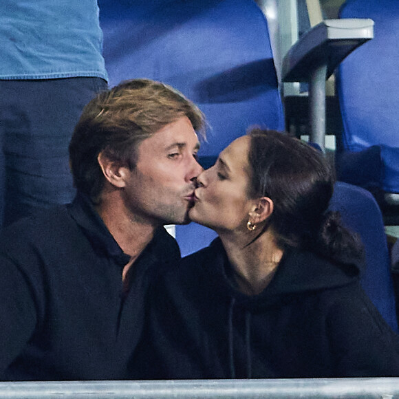 Camille Lou et son compagnon Romain Laulhé dans les tribunes du match de Coupe du monde de rugby opposant l'Irlande à l'Ecosse (36-14) au stade de France à Saint-Denis, proche Paris, Seine Saint-Denis, France, le 7 octobre 2023. © Jacovides-Moreau/Bestimage 