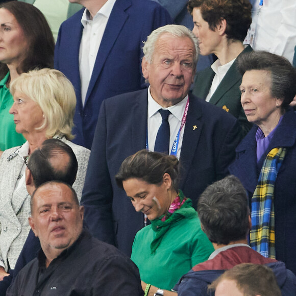 Sir Bill Beaumont (William Blackledge Beaumont), président de World Rugby et la princesse Anne dans les tribunes du match de Coupe du monde de rugby opposant l'Irlande à l'Ecosse (36-14) au stade de France à Saint-Denis, proche Paris, Seine Saint-Denis, France, le 7 octobre 2023. © Jacovides-Moreau/Bestimage 