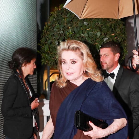 Exclusif - Catherine Deneuve quitte l'hôtel Majestic lors du 76ème Festival International du Film de Cannes le 17 mai 2023. 