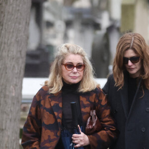 Catherine Deneuve et sa fille Chiara Mastroianni - Sorties des obsèques de l'avocat Hervé Temime au cimetière du Montparnasse à Paris, France, le 14 avril 2023. © Clovis-Jacovides/Bestimage 