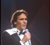 Mais le chanteur ne l'a finalement pas enregistrée pour lui.
Archives - Philippe Lavil sur scène lors du Midem de Cannes en 1983.