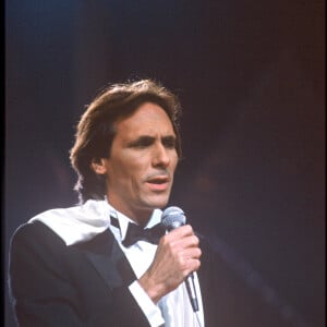Mais le chanteur ne l'a finalement pas enregistrée pour lui.
Archives - Philippe Lavil sur scène lors du Midem de Cannes en 1983.