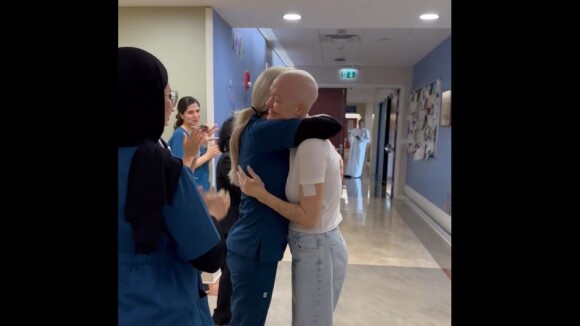 "I'm back" : Caroline Receveur atteinte d'un cancer du sein et en larmes à l'hôpital, elle célèbre une première victoire