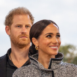 Le prince Harry, duc de Sussex et Meghan Markle, duchesse de Sussex, remettent un prix honorifique à Kevin Costner lors de son gala de charité One805 Live, organisé sur son terrain de polo à Summerland près de Santa Barbara, le 22 septembre 2023.