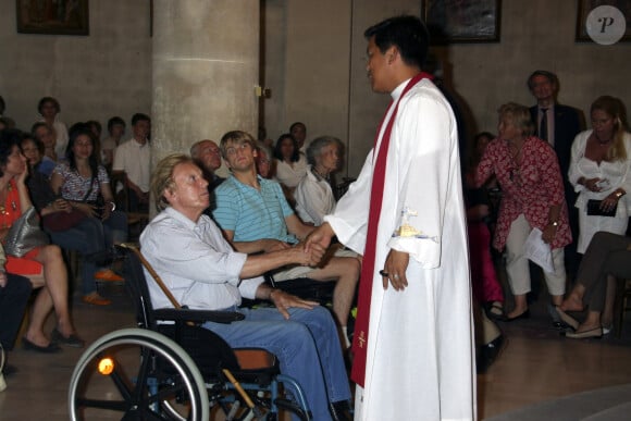 Archives - Frank Alamo et sa femme Claudy ont rencontré le prêtre Filipino à Bougival. Le 1er décembre 2010.