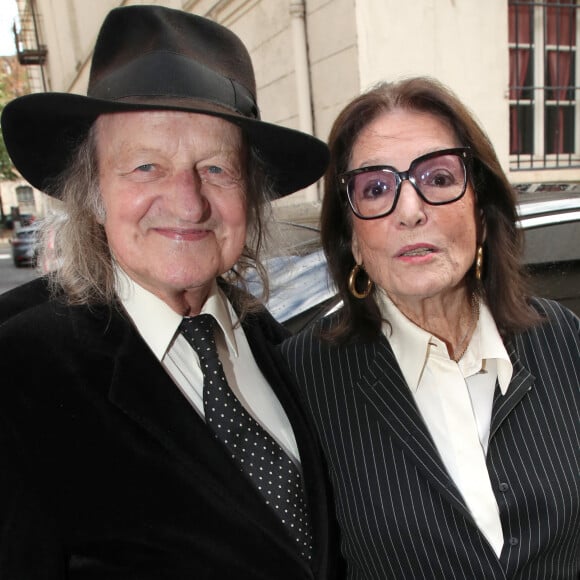 Nana Mouskouri, qui fete aujourd'hui ses 89 ans, est mariée depuis 20 ans à André Chapelle.
Exclusif - Nana Mouskouri et son mari André Chapelle - N. Mouskouri assiste à la pièce de théâtre "Quand je serai grand, je serai Nana Mouskouri" au studio Hébertot à Paris. © Bertrand Rindoff / Bestimage 