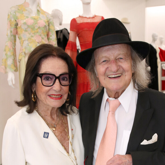 Exclusif - Nana Mouskouri et son mari André Chapelle - Brigitte Macron visite l'Exposition des robes de scènes de Nana Mouskouri à la Galerie Sabine Bayasli en vue de leur vente aux enchères (le 19 juin 2023) au profit de la Fondation des Hôpitaux dont elle est la présidente. Paris le 16 Juin 2023. © Bertrand Rindoff / Bestimage 