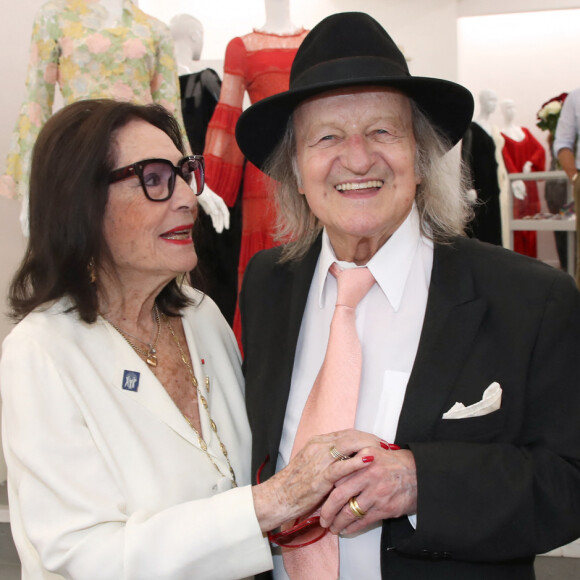 La chanteuse grecque se confiait en juin dernier pour "Gala" sur leur relation.
Exclusif - Nana Mouskouri et son mari André Chapelle - Brigitte Macron visite l'Exposition des robes de scènes de Nana Mouskouri à la Galerie Sabine Bayasli en vue de leur vente aux enchères (le 19 juin 2023) au profit de la Fondation des Hôpitaux dont elle est la présidente. Paris le 16 Juin 2023. © Bertrand Rindoff / Bestimage 