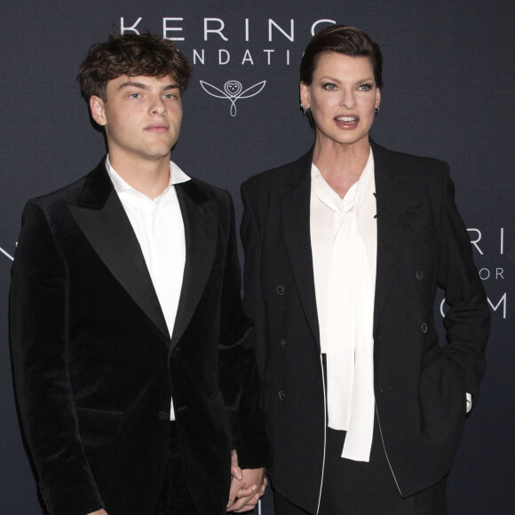 que son mari Francois-Henri Pinault a eu avec le mannequin Linda Evangelista.
Linda Evangelista et son fils Augustin James Evangelista au photocall du 2ème dîner caritatif "Caring for Women" au profit de la Fondation Kering à New York, le 12 septembre 2023. 