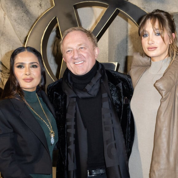 Salma Hayek semble également proche de Mathilde, la fille ainée de François Henri Pinault.
Salma Hayek, François Henri Pinault et sa fille Mathilde Pinault - Photocall du défilé de mode prêt-à-porter automne-hiver 2023/2024 "Saint Laurent" lors de la Fashion Week de Paris. Le 28 février 2023 © Olivier Borde / Bestimage 