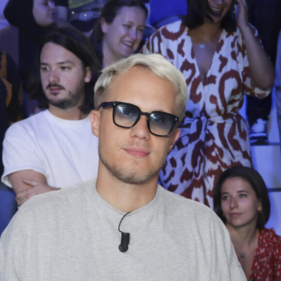 Le magazine "Public" a dévoilé une photo de la jeune femme le ventre bien rebondi
Exclusif - Guillaume Genton - Plateau de l'émission TPMP (Touche Pas à Mon Poste) présentée en direct par C.Hanouna et diffusée sur C8 à Paris le 13 juin 2023.© Jack Tribeca / Bestimage