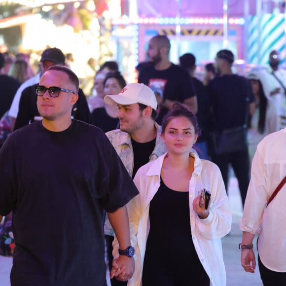 Exclusif - Guillaume Genton et sa compagne Jade Seguineau prennent du bon temps à la fête foraine des tuileries à Paris, France, le 16 juillet 2023. Ils sont ensemble depuis fin 2021. Le couple et leurs amis font des attractions comme le train fantôme et les autos-tamponneuses