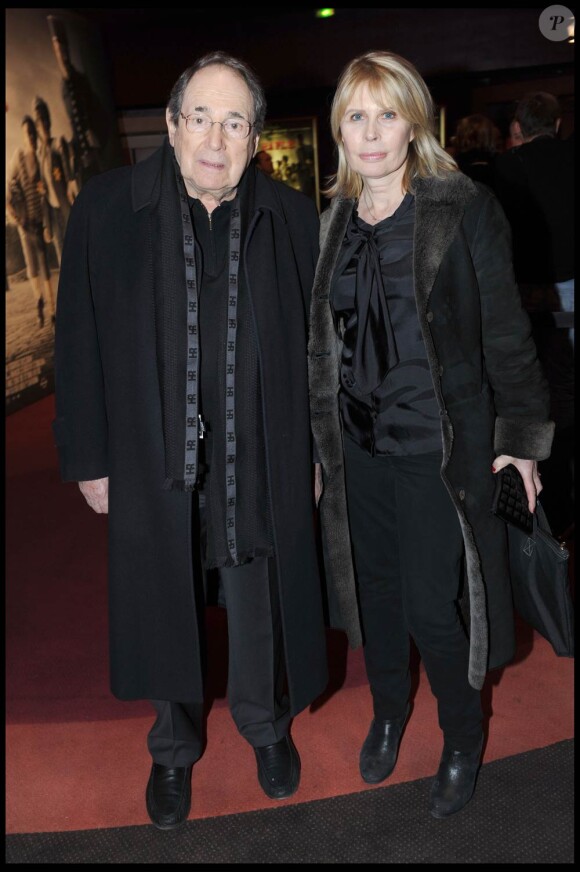 Robert Hossein et Candice Patou à l'occasion de l'avant-première de La Rafle qui s'est tenue au Gaumont des Champs-Elysées, à Paris, le 8 mars 2010.