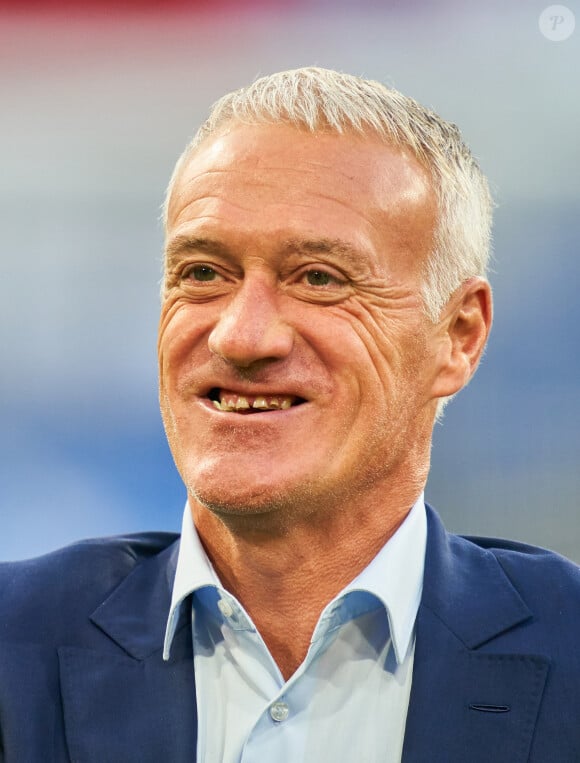 La dernière solution consiste à enlever toutes les dents restantes et les remplacer par des implants
 
Didier Deschamps - Ligue des Nations ; France contre l'Allemagne, 0-0 à Munich le 6 septembre 2018.