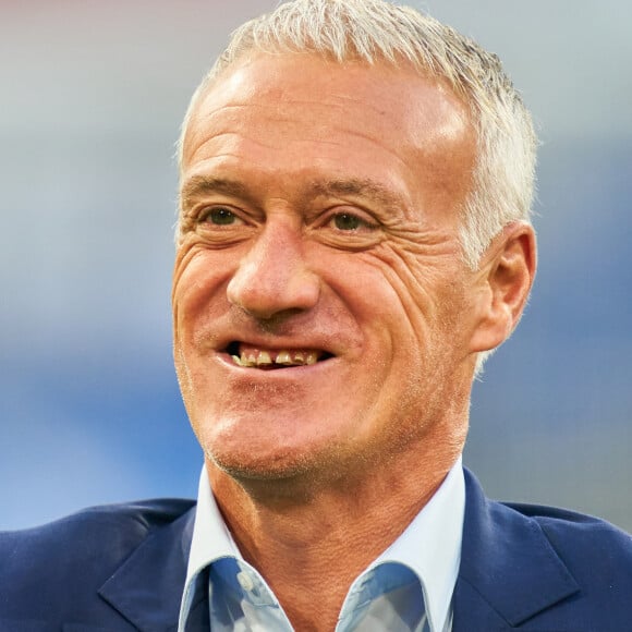 La dernière solution consiste à enlever toutes les dents restantes et les remplacer par des implants
 
Didier Deschamps - Ligue des Nations ; France contre l'Allemagne, 0-0 à Munich le 6 septembre 2018.