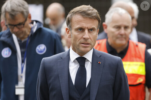 Emmanuel Macron s'est rendu sur place.
Le président français Emmanuel Macron - Le président français E.Macron arrive au lycée Gambetta à Arras, où une attaque au couteau a tué un enseignant de 57 ans et blessé grièvement deux personnes dans la matinée du 13 octobre 2023. Le suspect âgé de 20 ans, interpellé par la police, serait un ancien élève de l'établissement. Ce fiché S d'origine russe y aurait pénétré en criant "Allah Akhbar". © Ludovic Marin / Pool / Bestimage 