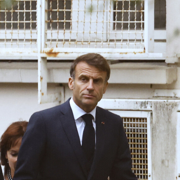 Le président français Emmanuel Macron - Le président français E.Macron arrive au lycée Gambetta à Arras, où une attaque au couteau a tué un enseignant de 57 ans et blessé grièvement deux personnes dans la matinée du 13 octobre 2023. Le suspect âgé de 20 ans, interpellé par la police, serait un ancien élève de l'établissement. Ce fiché S d'origine russe y aurait pénétré en criant "Allah Akhbar". © Ludovic Marin / Pool / Bestimage 