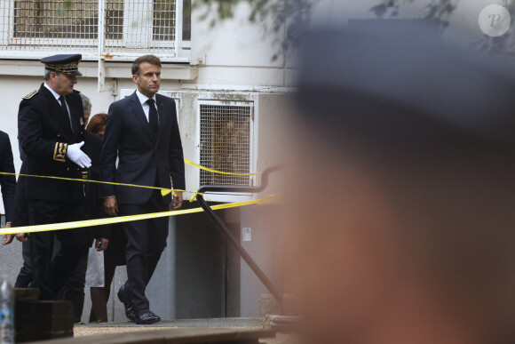 Le président français Emmanuel Macron - Le président français E.Macron arrive au lycée Gambetta à Arras, où une attaque au couteau a tué un enseignant de 57 ans et blessé grièvement deux personnes dans la matinée du 13 octobre 2023. Le suspect âgé de 20 ans, interpellé par la police, serait un ancien élève de l'établissement. Ce fiché S d'origine russe y aurait pénétré en criant "Allah Akhbar". © Ludovic Marin / Pool / Bestimage 