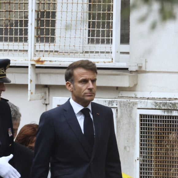 Le président français Emmanuel Macron - Le président français E.Macron arrive au lycée Gambetta à Arras, où une attaque au couteau a tué un enseignant de 57 ans et blessé grièvement deux personnes dans la matinée du 13 octobre 2023. Le suspect âgé de 20 ans, interpellé par la police, serait un ancien élève de l'établissement. Ce fiché S d'origine russe y aurait pénétré en criant "Allah Akhbar". © Ludovic Marin / Pool / Bestimage 