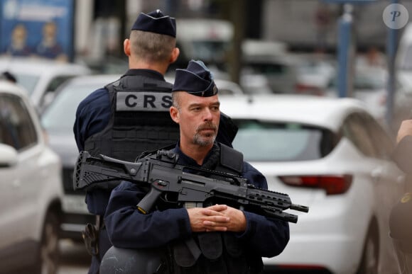 L'enseignant s'appelait Dominique Bernard et avait 57 ans.
Le président français E.Macron arrive au lycée Gambetta à Arras, où une attaque au couteau a tué un enseignant de 57 ans et blessé grièvement deux personnes dans la matinée du 13 octobre 2023. Le suspect âgé de 20 ans, interpellé par la police, serait un ancien élève de l'établissement. Ce fiché S d'origine russe y aurait pénétré en criant "Allah Akhbar". © Ludovic Marin / Pool / Bestimage 