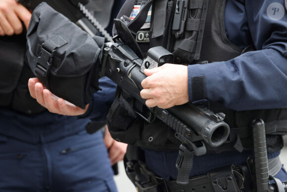 Le président français E.Macron arrive au lycée Gambetta à Arras, où une attaque au couteau a tué un enseignant de 57 ans et blessé grièvement deux personnes dans la matinée du 13 octobre 2023. Le suspect âgé de 20 ans, interpellé par la police, serait un ancien élève de l'établissement. Ce fiché S d'origine russe y aurait pénétré en criant "Allah Akhbar". © Ludovic Marin / Pool / Bestimage 