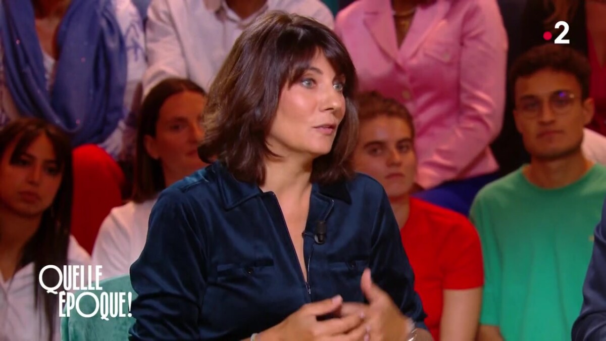 Vidéo : Estelle Denis s'est montrée plutôt gênée au moment d'être